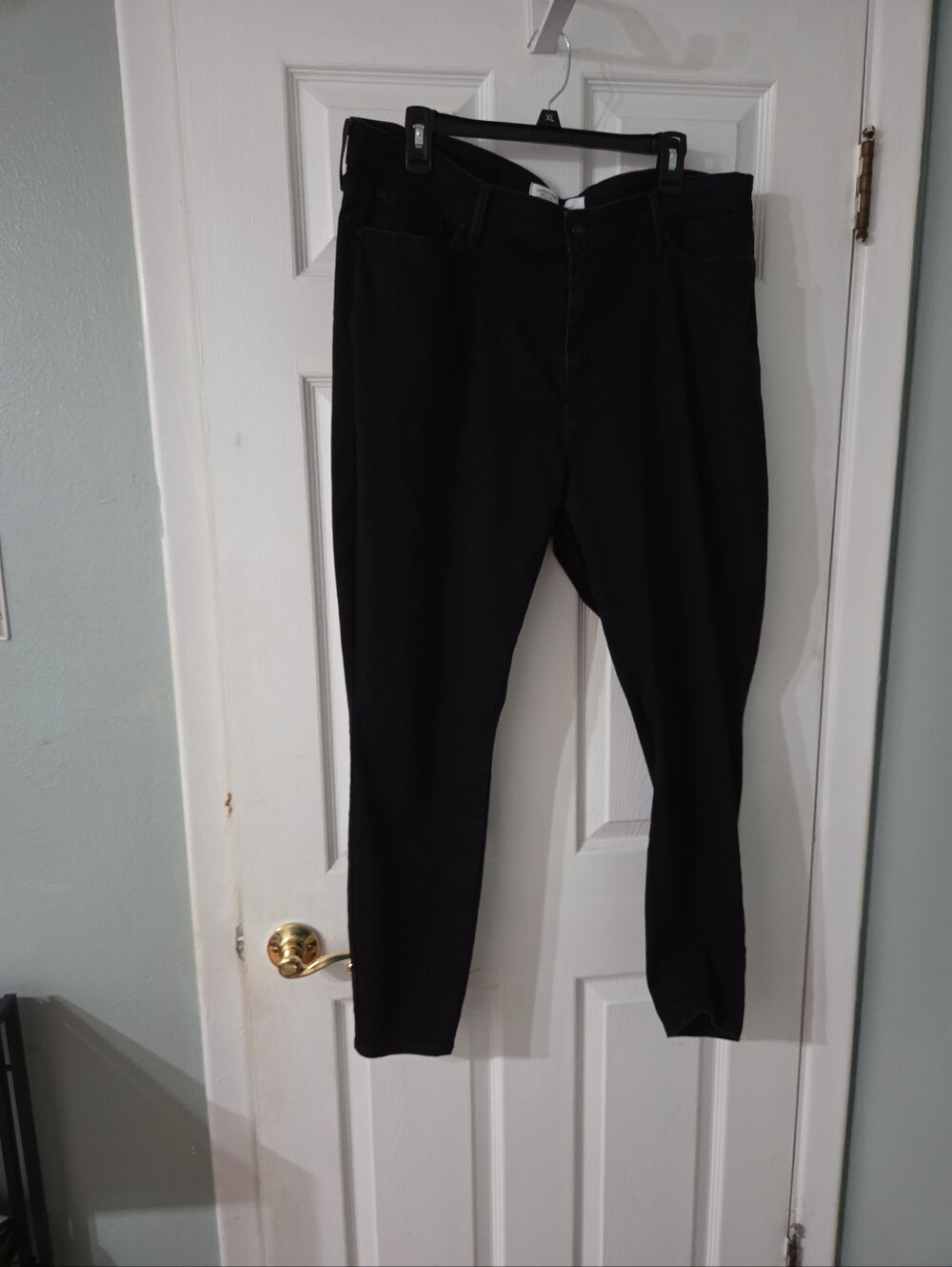 Signature by Levi Strauss Black Mid-Rise Skinny Jeans.  20M